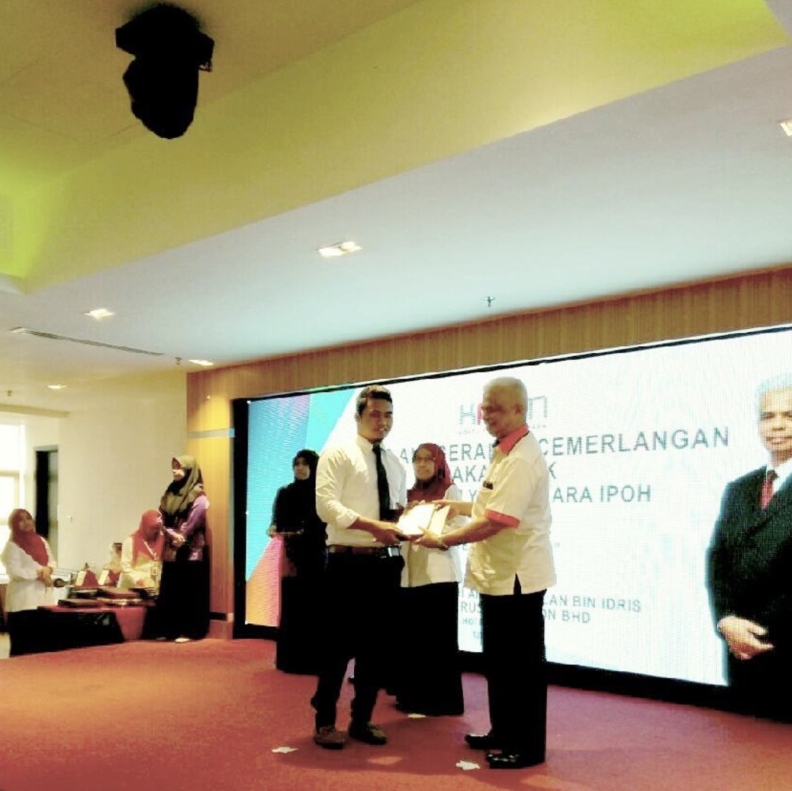 Akram menerima Anugerah Kecemerlangan Akademik di KPTM Ipoh