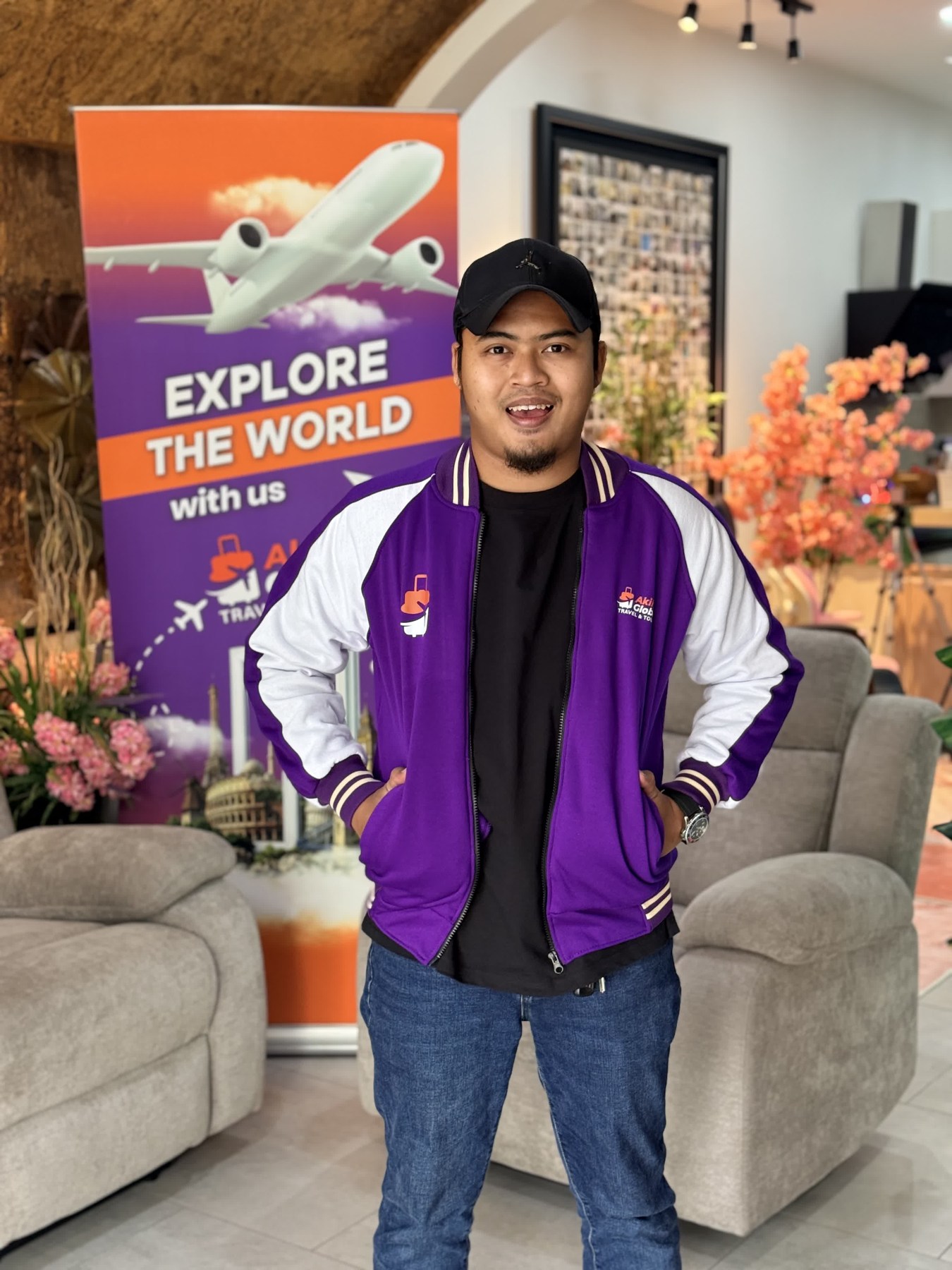 Akram memakai jaket Akiha Global di ruang pejabat