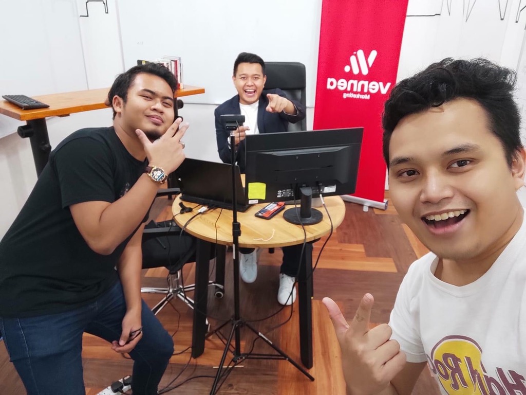 Akram dan rakan dalam suasana kerja kreatif