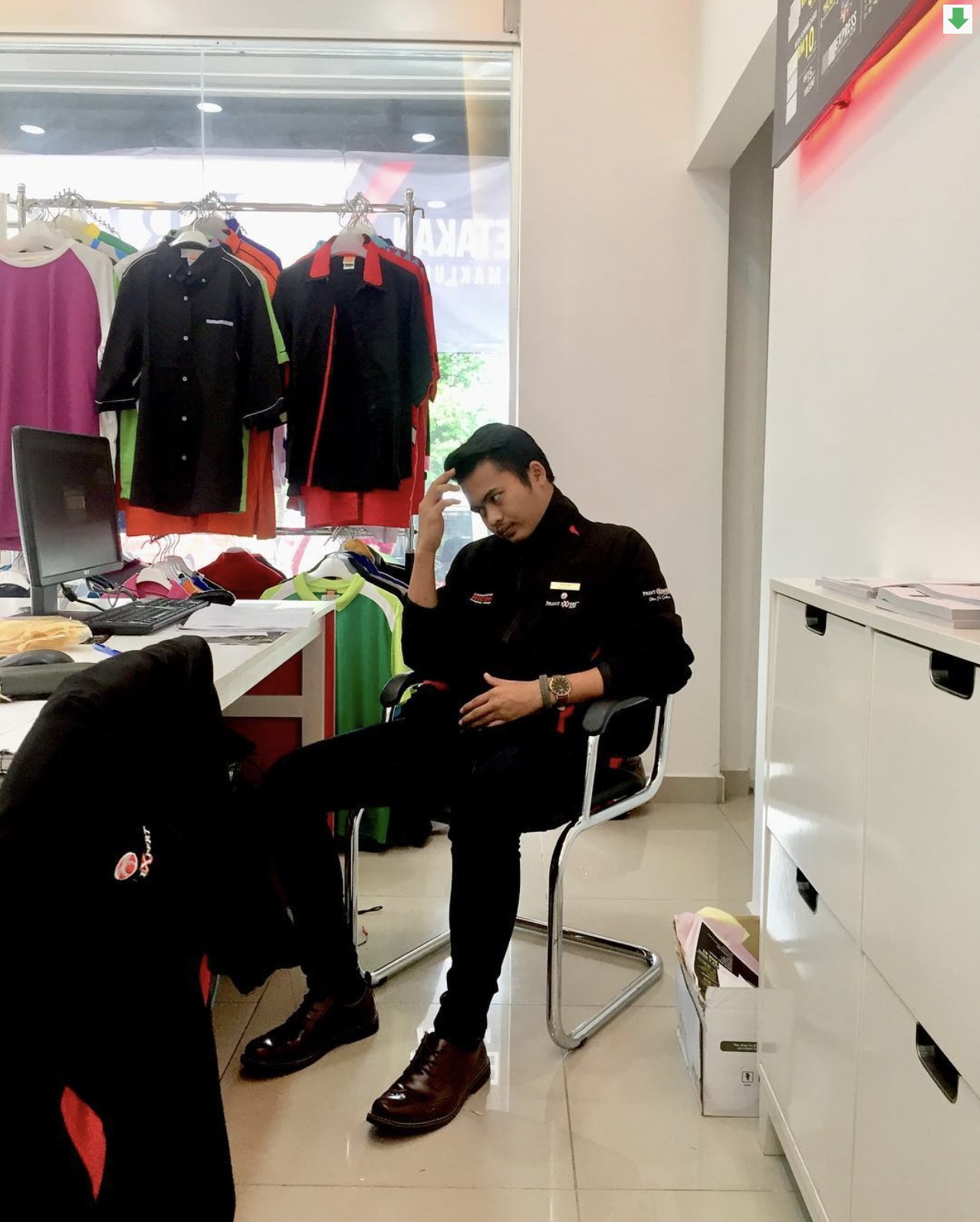 Akram pada fasa awal bekerja sebagai designer di syarikat printing