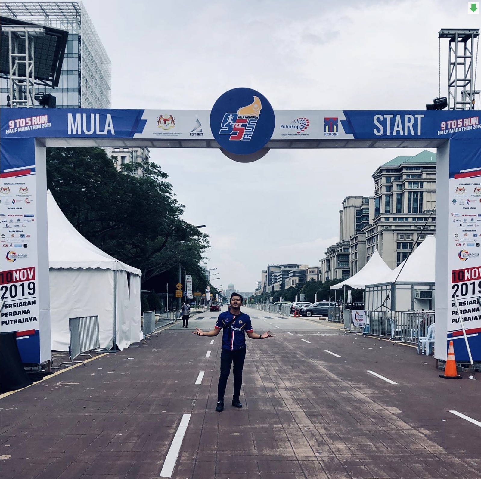Akram di gerbang mula 9 To 5 Run Half Marathon 2019 dengan konsep reka bentuk acara yang beliau bangunkan