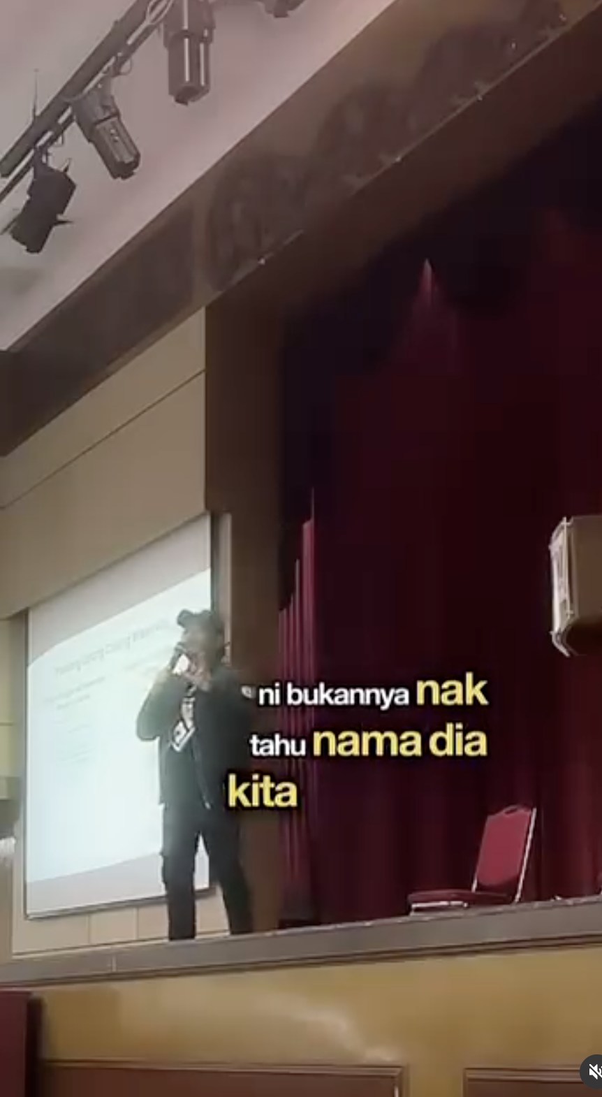 Akram memegang mikrofon dan menyampaikan training di pentas Sales Academy