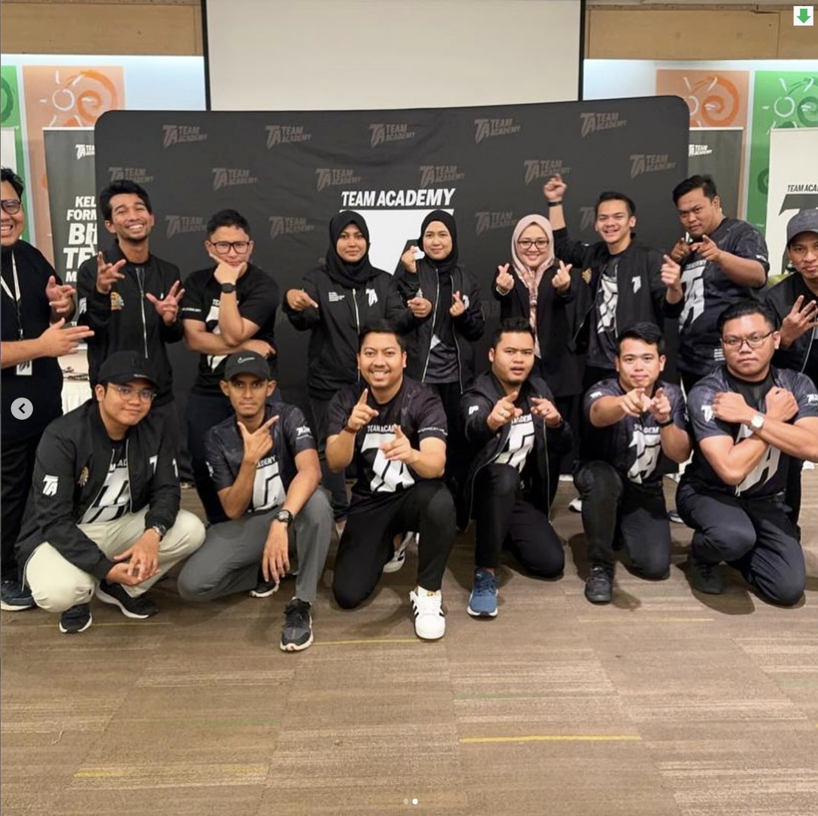 Foto berkumpulan pasukan Team Academy dalam jaket rasmi hitam