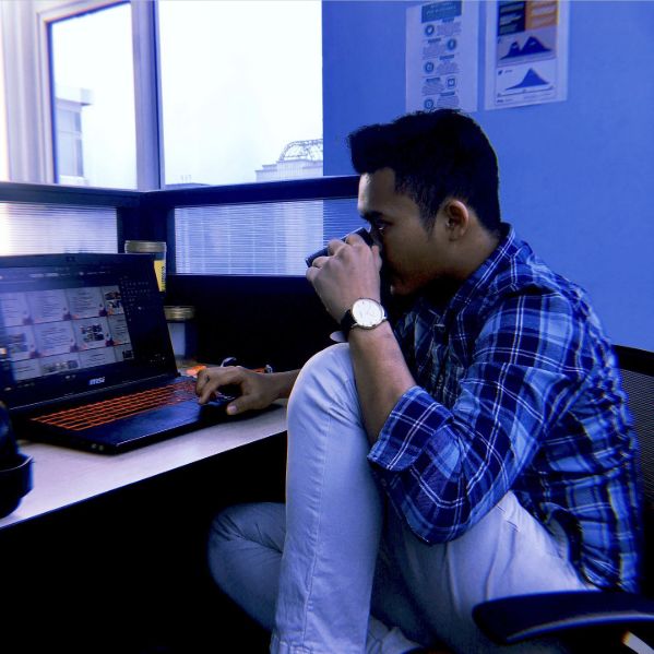 Akram di meja kerja pada September 2019